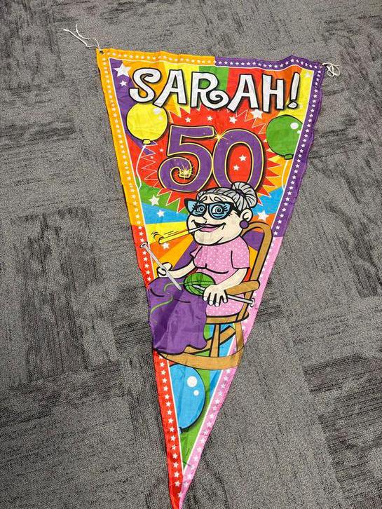 Sarah 50 Jaar! Deurvlag, banner, sjerp en afzetlint, Ophalen of Verzenden, Zo goed als nieuw, Versiering, Abraham of Sarah