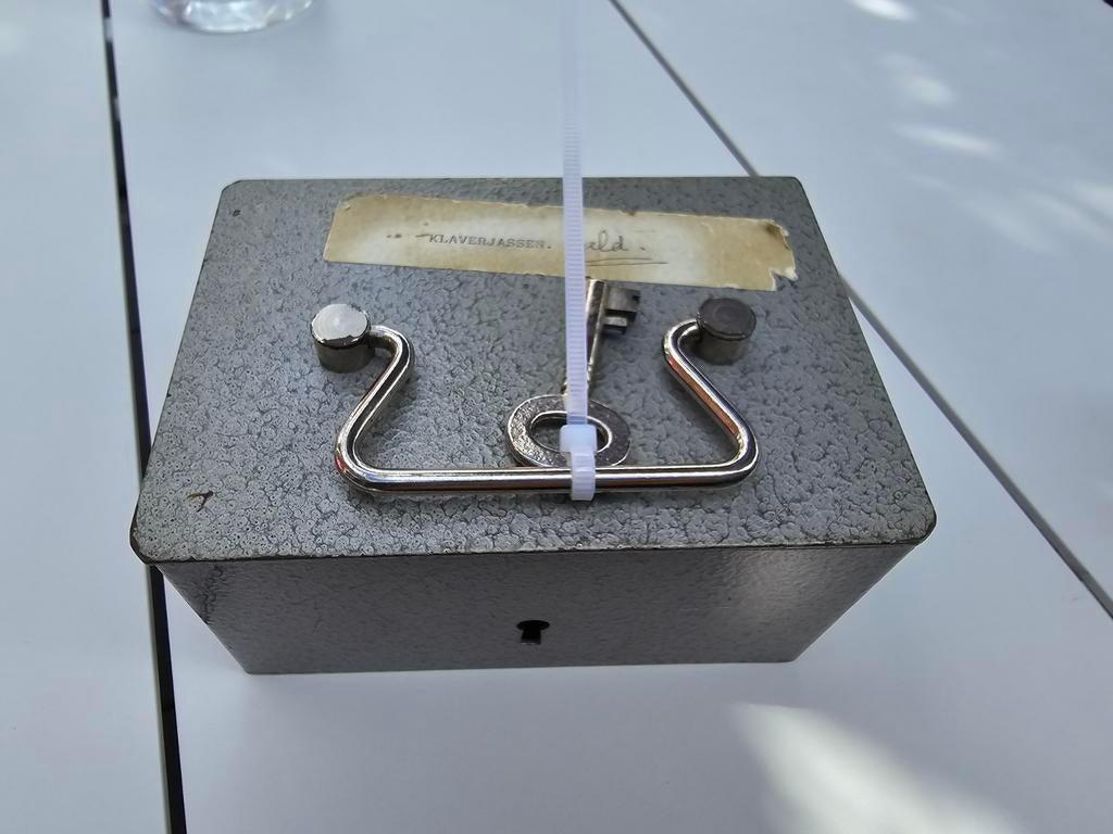 Antieke grijze kleine Safety kluis met org. Sleutel €19, Ophalen of Verzenden, Metaal of Blik, Overige thema's