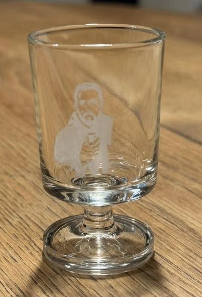 Twee kleine glaasjes op voet met afbeelding, Verzamelen, Glas en Borrelglaasjes, Ophalen of Verzenden, Zo goed als nieuw, Overige typen
