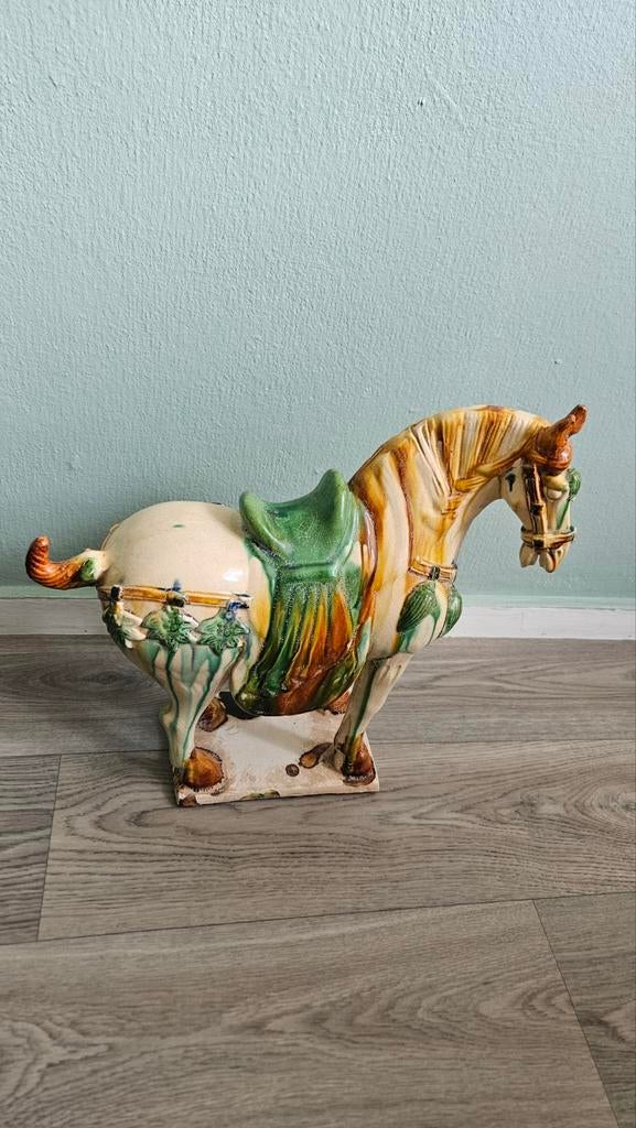 2 Chinese Tang Sancai geglazuurde keramieken paarden, Ophalen