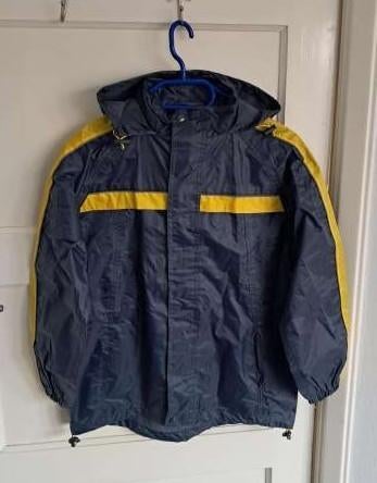 NIEUW Regenjas maat 146 / 152 Hema donkerblauw met geel, Jongen of Meisje, Nieuw, Ophalen of Verzenden, Hema