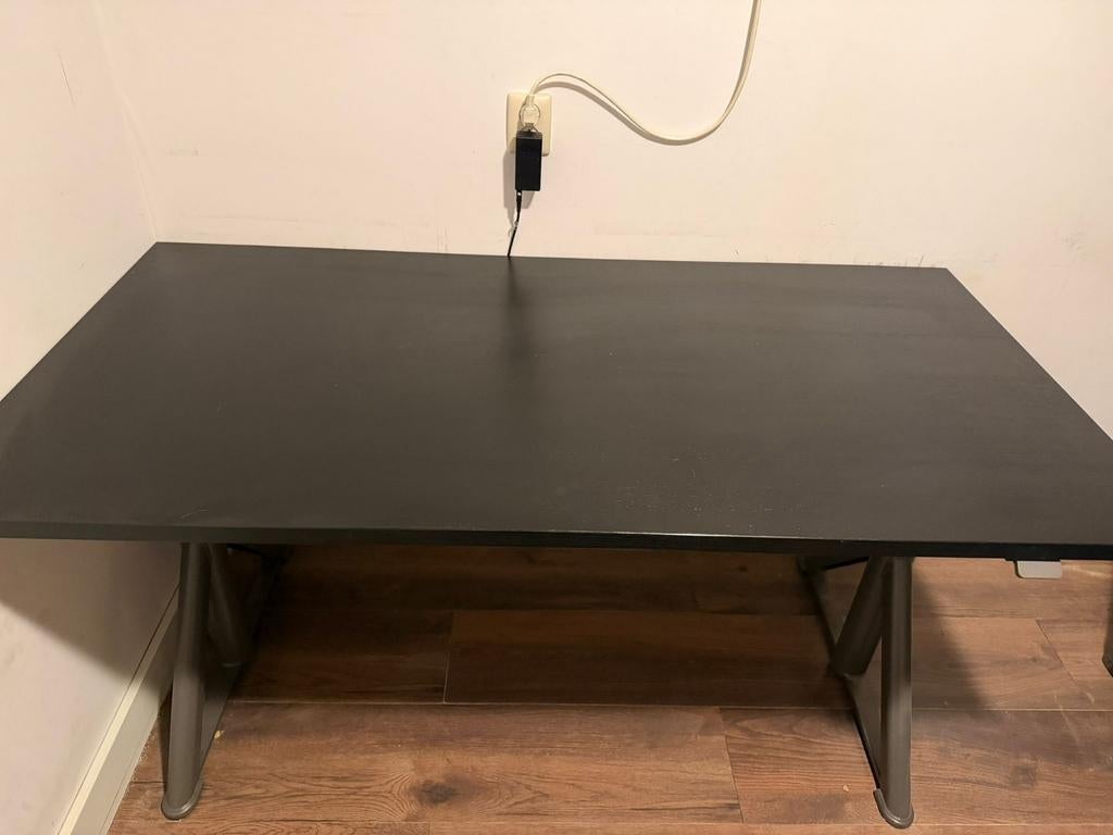 IKEA IDÅSEN zit/sta bureau (elektrisch) – zwart, Huis en Inrichting, Bureaus, Ophalen, Scandinavisch, Hout, Zo goed als nieuw