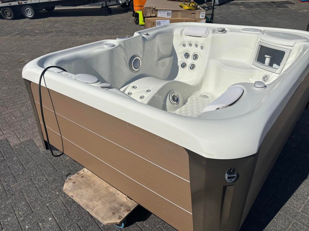 Jacuzzi Hotspring Spa Triumph 2 ligplaatsen bj. 2020, Ophalen, Zo goed als nieuw, Trap, Vast