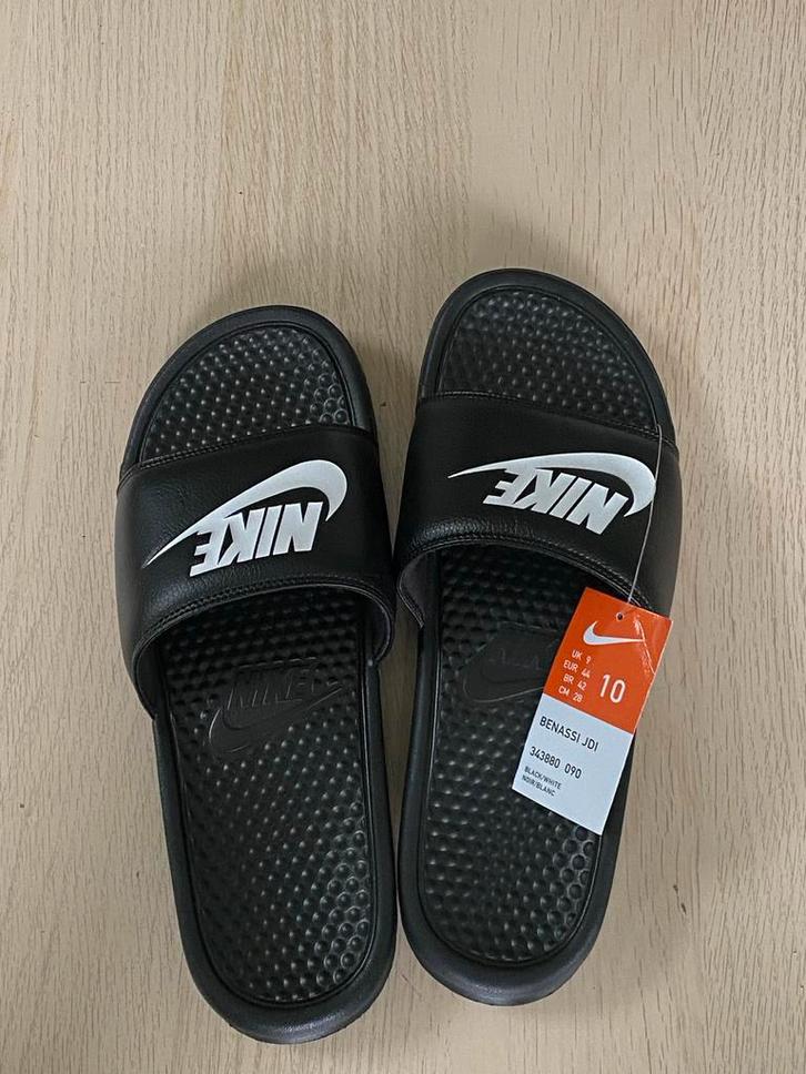 Nieuwe Nike Benassi JDI slippers - Zwart/Wit, Kleding | Heren, Schoenen, Nieuw, Slippers, Zwart, Verzenden