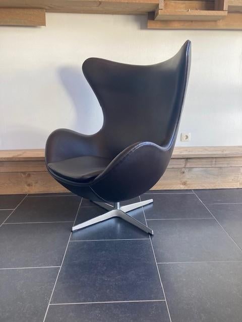 2 Fritz Hansen, Arne Jacobsen Egg Chairs, donkerbruin leder, Huis en Inrichting, Design, Fritz Hansen, 75 tot 100 cm, Ophalen of Verzenden
