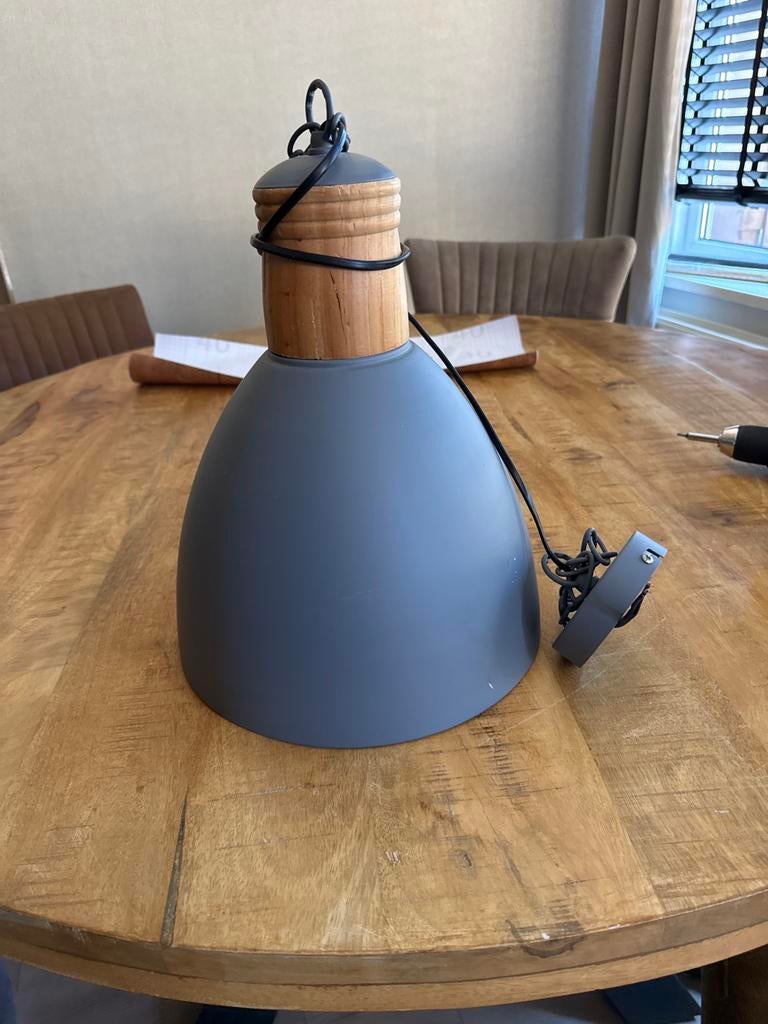 Moderne hanglamp grijs met hout, Ophalen, Zo goed als nieuw, Hout, Minder dan 50 cm