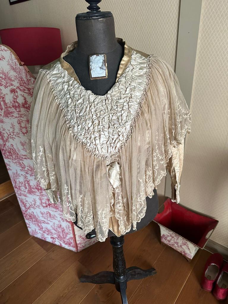Antieke Victoriaanse zijden en kanten blouse/cape, Antiek en Kunst, Ophalen of Verzenden, Dames