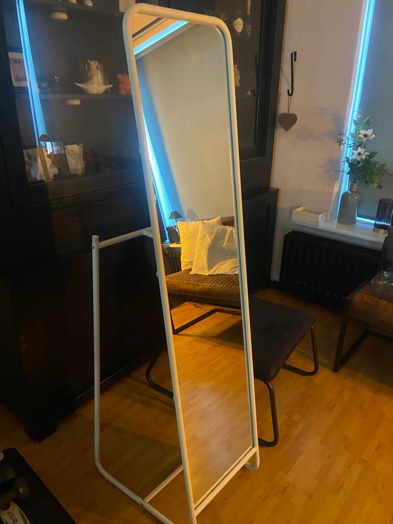 Witte passpiegel met kledingrek, Huis en Inrichting, Woonaccessoires | Spiegels, Minder dan 50 cm, Gebruikt, Ophalen of Verzenden