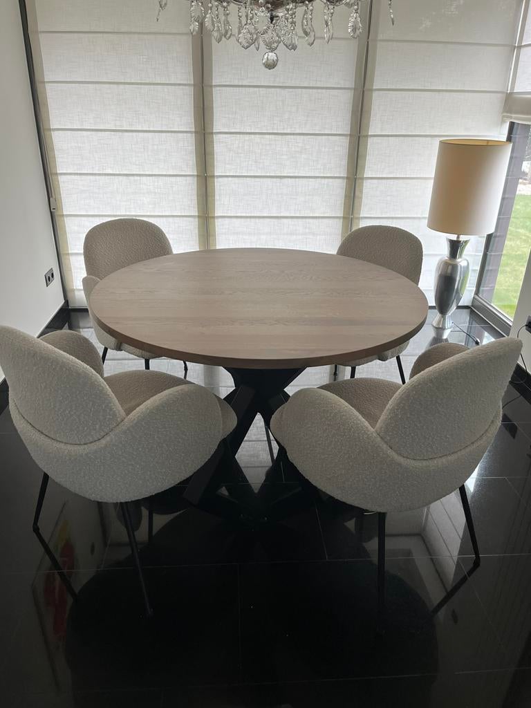 ZGAN: ronde tafel met eiken blad en zwarte spinpoot, Ophalen, Zo goed als nieuw, Vier personen, 100 tot 150 cm