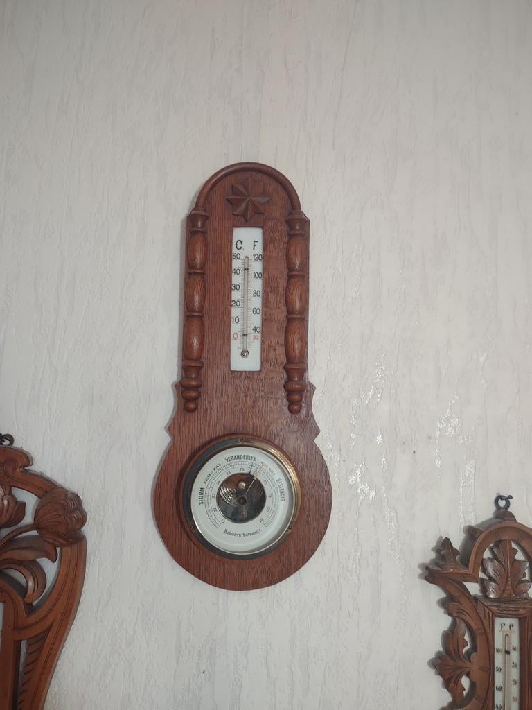 Houten weerstation met barometer en thermometer, Ophalen