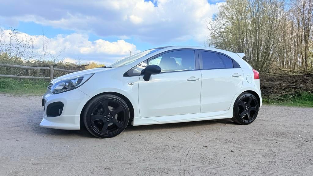 Sportieve Kia Rio 1.4 Cvvt 80KW H6 5DRS 2014 Wit, Auto's, Kia, Voorwielaandrijving, 450 kg, 40 €/maand, 4 cilinders