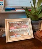 Brocante miniatuur vitrine met roze baby items - meisje, Huis en Inrichting, Woonaccessoires | Lijsten, Ophalen of Verzenden, Zo goed als nieuw