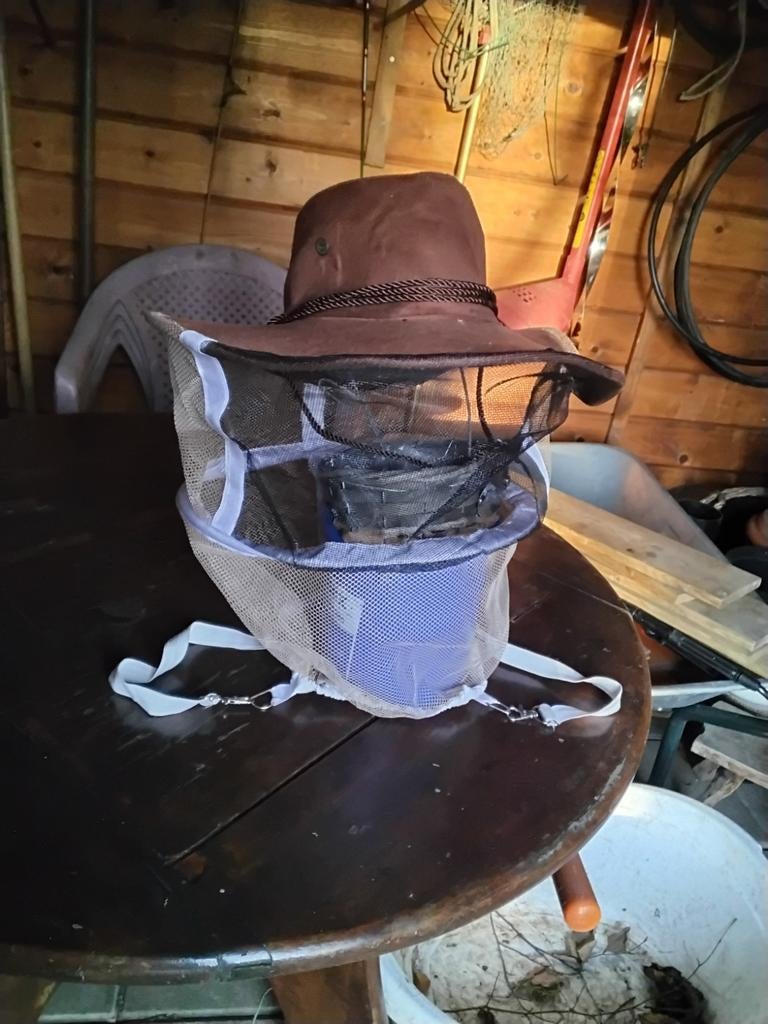 Beschermhoes imkers, Mannelijk