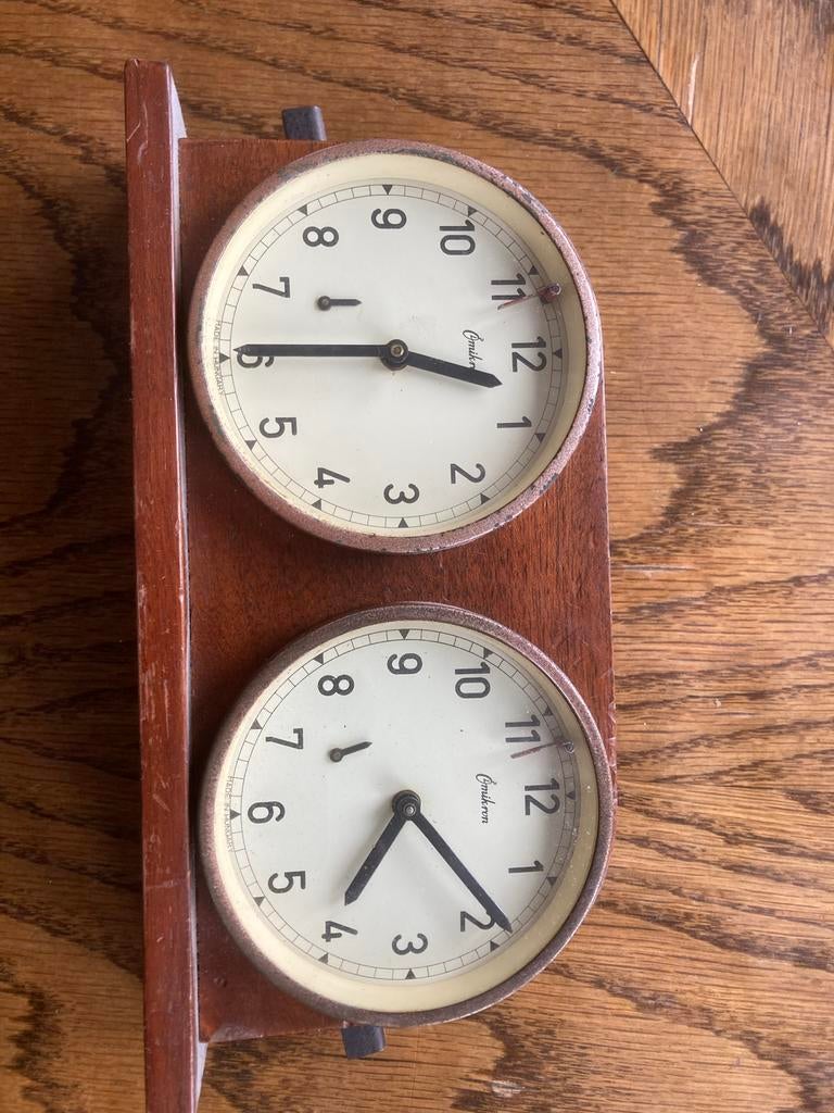 Werkende Opwindschaakklok - Omikron, Antiek en Kunst, Ophalen