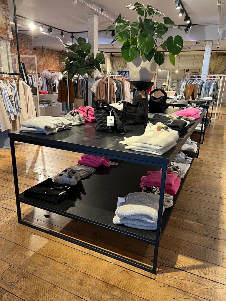 2 stuks Zwarte houten tafels met metalen frame, Aankleding binnen, Ophalen, Gebruikt, Tafel