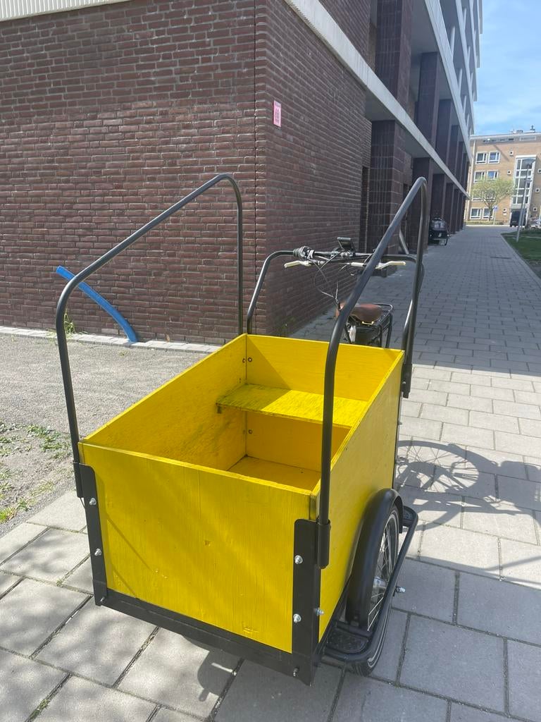 Elektrische bakfiets te koop in Amsterdam west station lely✅, Fietsen en Brommers, Fietsen | Bakfietsen, Gebruikt, 2 kinderen