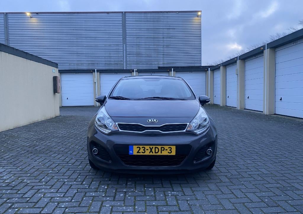 Kia Rio 1.2 I 5DRS 2012 Grijs, Auto's, Kia, Euro 5, 40 €/maand, Zwart, 4 cilinders