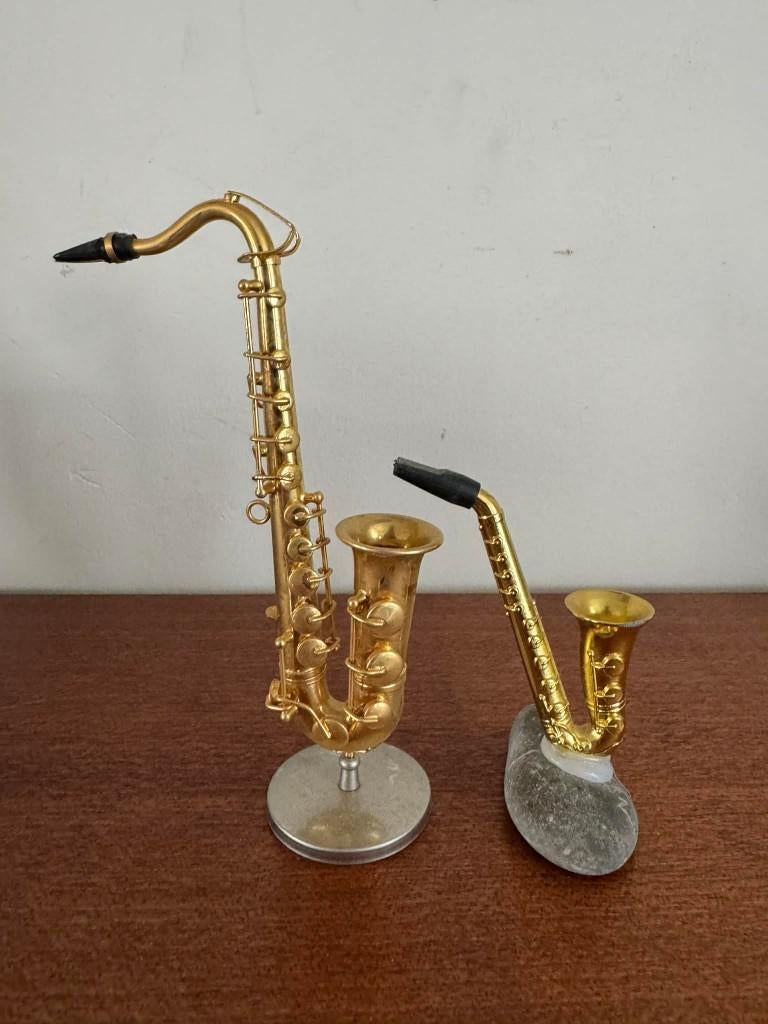2 miniatuur saxofoon beeldjes alt en tenor, Muziek en Instrumenten, Blaasinstrumenten | Saxofoons, Zo goed als nieuw, Tenor, Ophalen of Verzenden