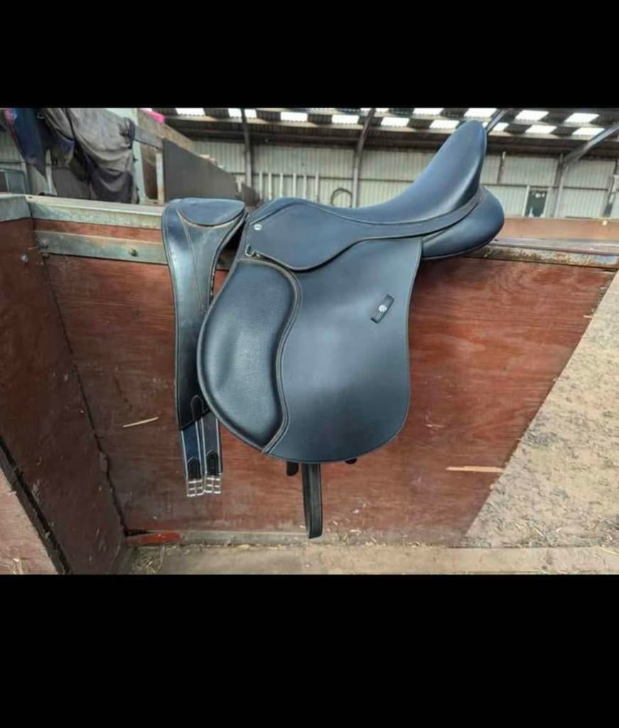 Vzh wintec hart 17 inch & presteq hoofdstel, Dieren en Toebehoren, Paarden en Pony's | Zadels, Ophalen, Zo goed als nieuw, Dressuur