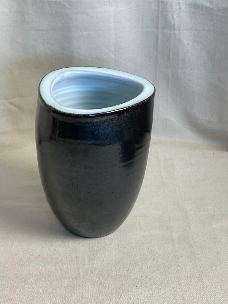 Vintage zwarte driehoekige vaas Nagtegaal Utrecht 301, Huis en Inrichting, Woonaccessoires | Vazen, Zwart, Aardewerk of Porselein