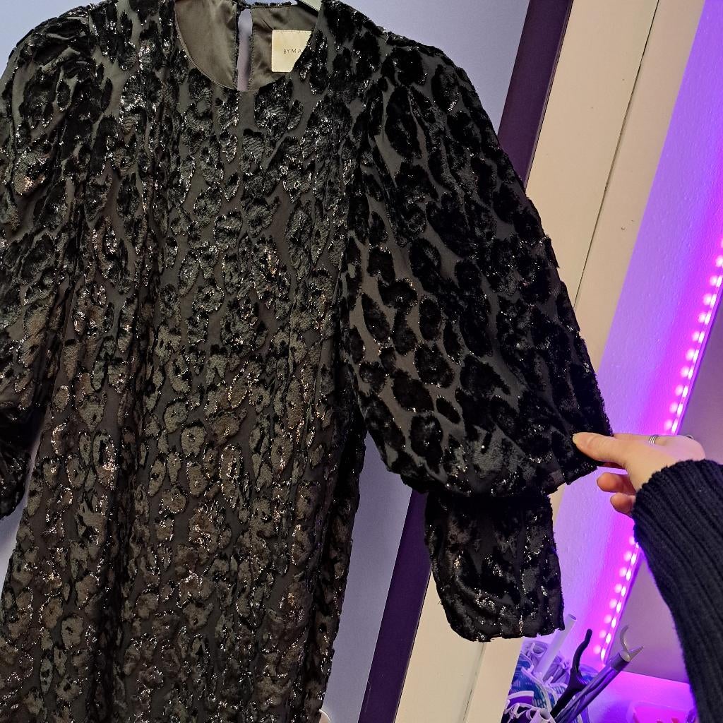 By Malina zwarte feest jurk pofmouw glim patroon L nr 47670, ., Zwart, Maat 42/44 (L), By malina