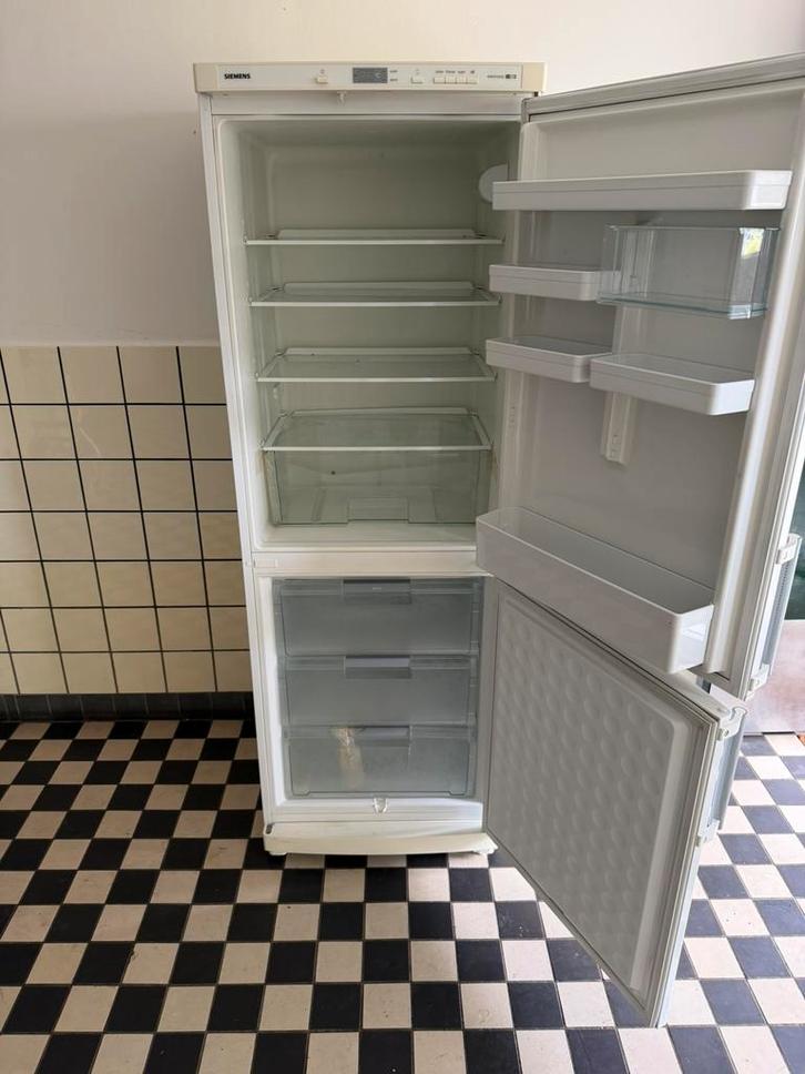 Grote goedwerkende koelkast  VASTE PRIJS  70  EURO, Witgoed en Apparatuur, Koelkasten en IJskasten, Zo goed als nieuw, Zonder vriesvak