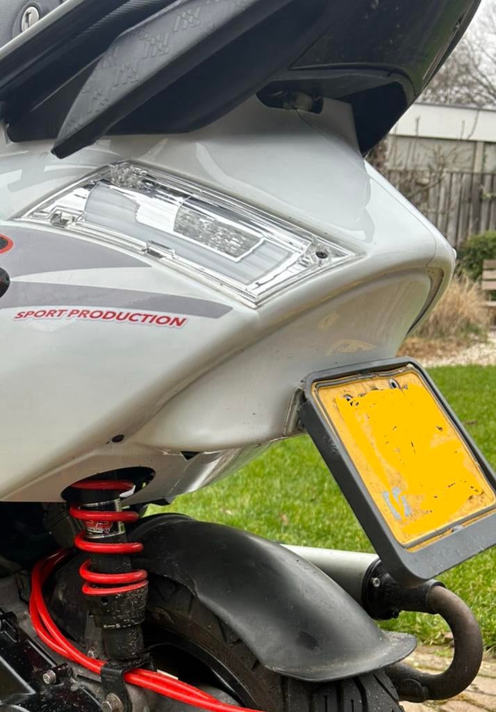 Piaggio zip underseat wit, Fietsen en Brommers, Brommeronderdelen | Scooters, Zo goed als nieuw, Piaggio, Kap, Ophalen