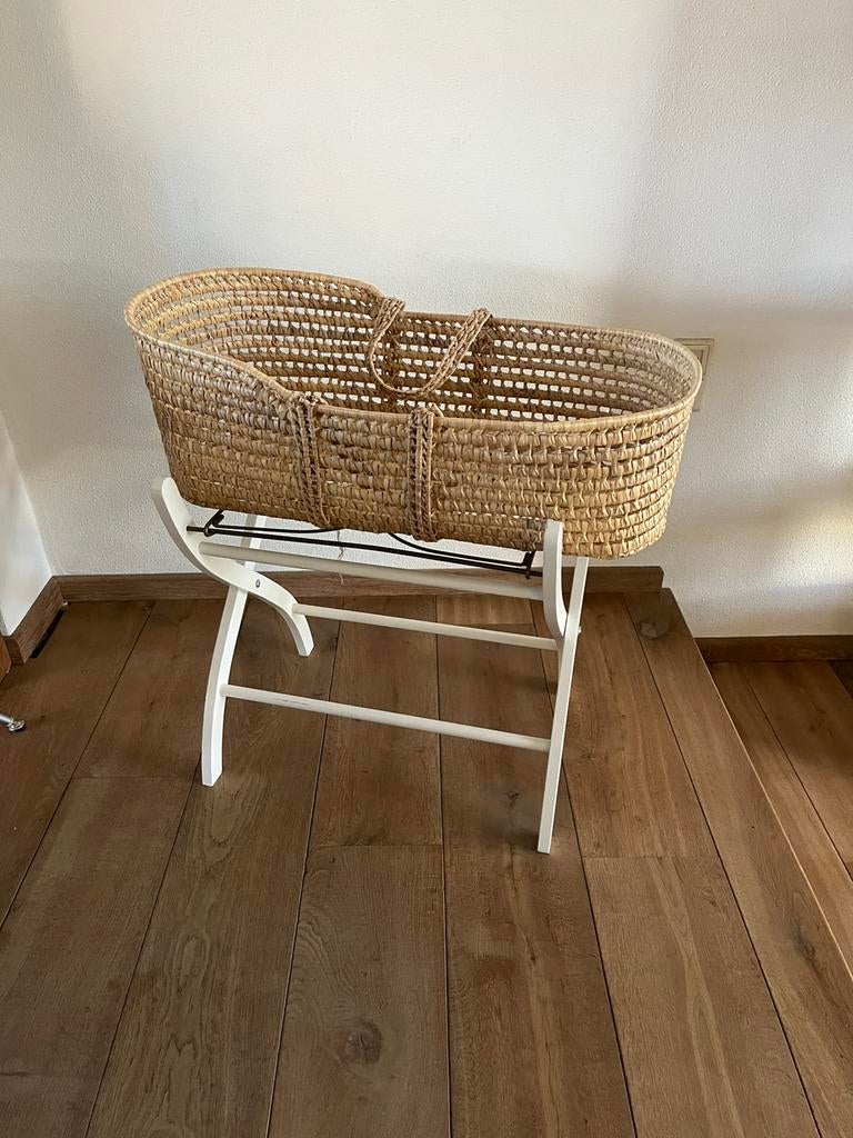 Rieten wieg met wit onderstel, Kinderen en Baby's, Babywiegjes en Ledikanten, Ophalen, Zo goed als nieuw, Wieg