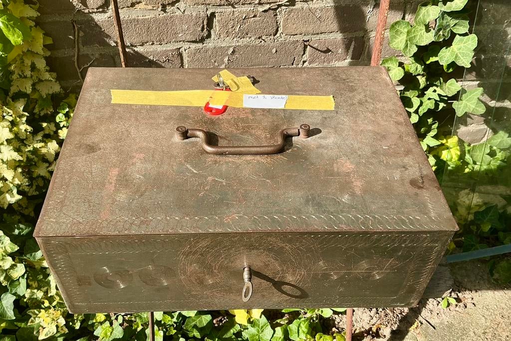 Stevige Beaumont geldkist. Ca 35 x 25 x 15 cm., Antiek en Kunst, Ophalen of Verzenden