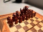 Houten schaakspel met handgesneden stukken, Ophalen of Verzenden, Minder dan 500 stukjes, Gebruikt, Schaken