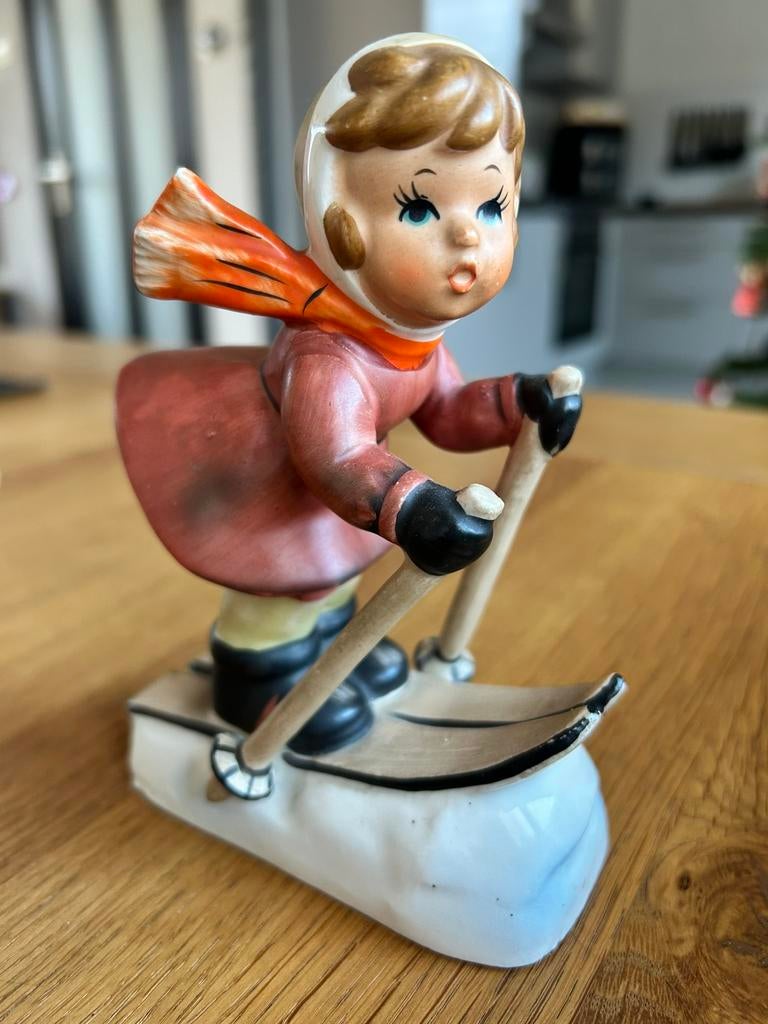 Vintage - Beeldje meisje op ski’s - Porselein- 1979., Ophalen of Verzenden, Zo goed als nieuw, Mens