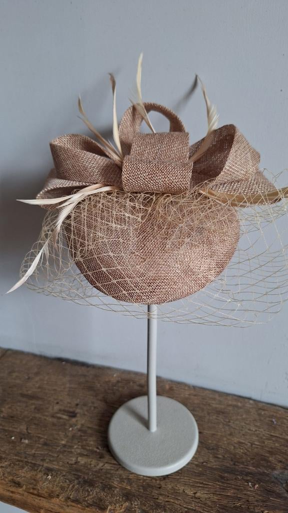 Beige fascinator, Kleding | Dames, Hoeden en Petten, Ophalen of Verzenden, Nieuw, One size fits all