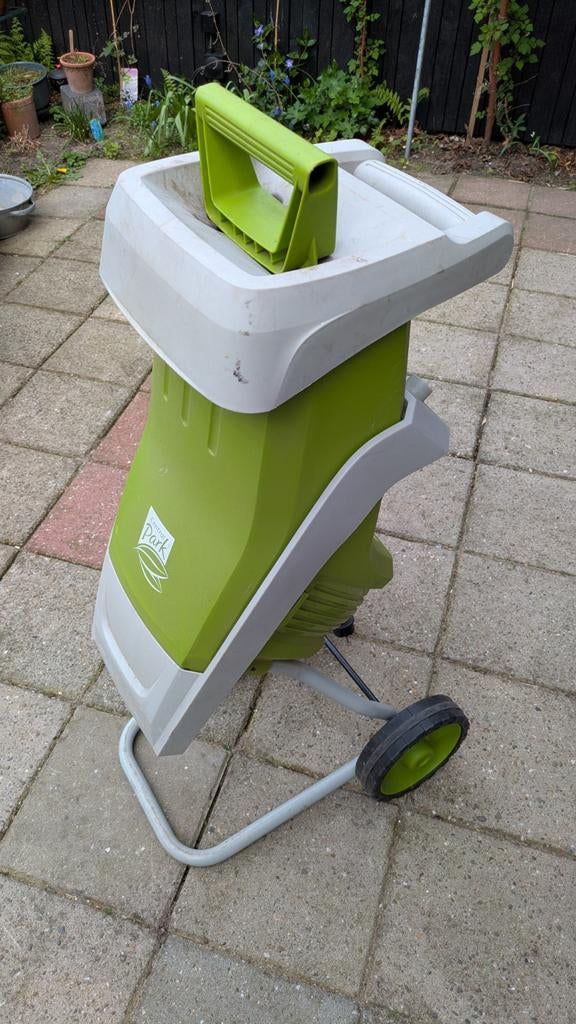 ZGAN: Elektrische hakselaar 2400 watt, Ophalen, Zo goed als nieuw, Elektrisch, Central Park (Praxis)