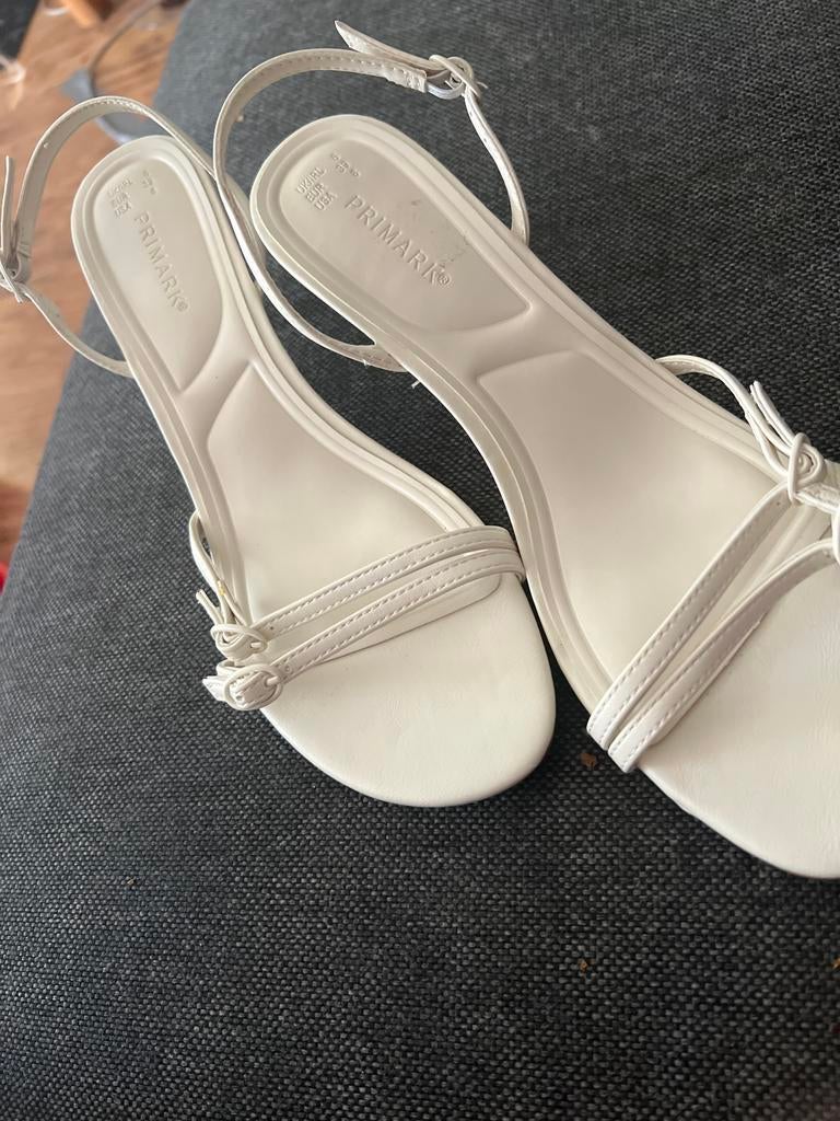 Nieuwe Witte creme sandalen met hak size 39, Ophalen of Verzenden, Nieuw, Wit, Sandalen of Muiltjes