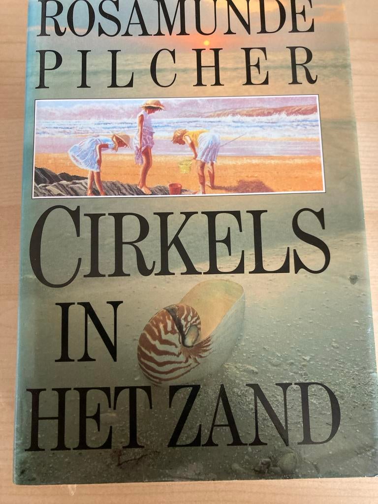 Cirkels in het zand - Rosamunde Pilcher, Ophalen of Verzenden, Zo goed als nieuw, Nederland