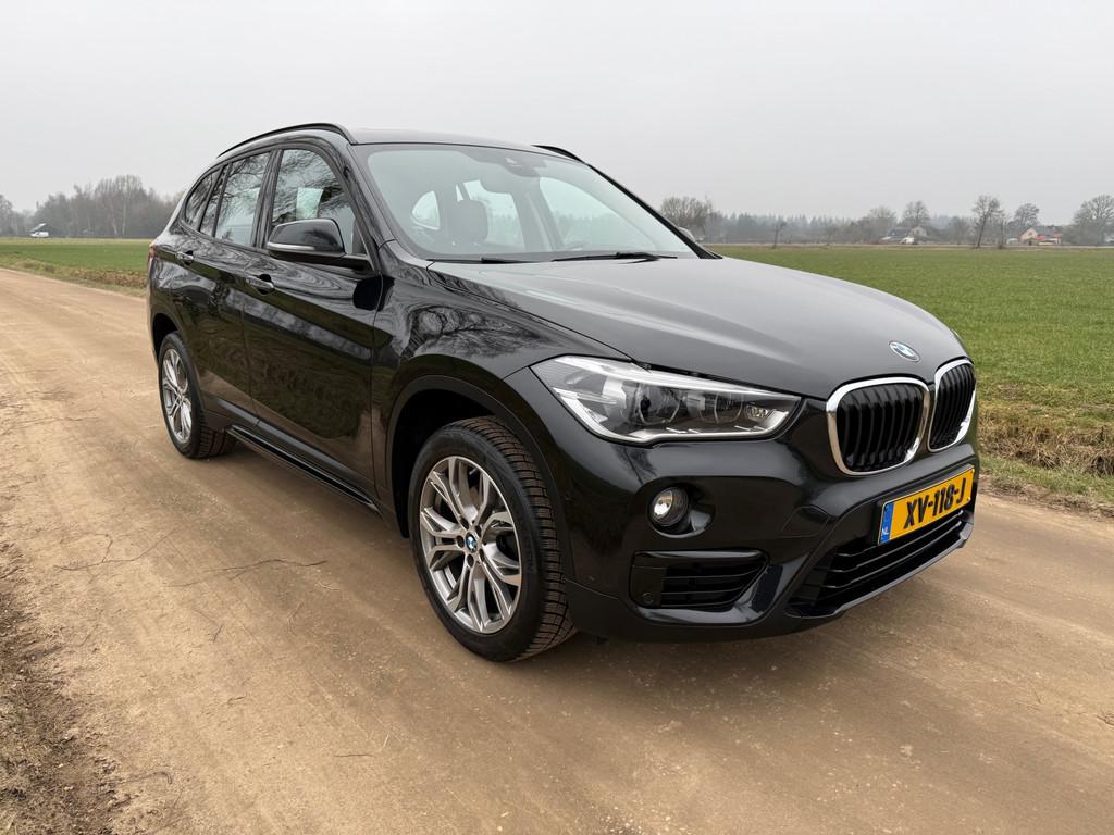 BMW X1 sDrive18i Executive Edition | PANORAMADAK | TREKHAAK, Auto's, Stof, Gebruikt, Met garantie (alle), Zwart