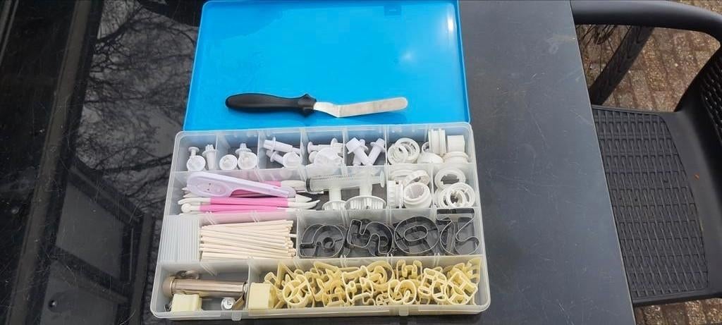 Bakset met uitstekers, spuitmondjes en spatel, Ophalen of Verzenden, Gebruikt, Taarten of Cupcakes, Overige typen