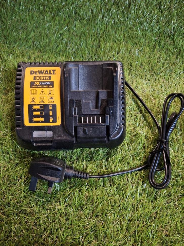 Partij 28x Nieuwe Dewalt DCB115 Laders met UK Stekker, Doe-het-zelf en Verbouw, Gereedschap | Machine-onderdelen en Toebehoren