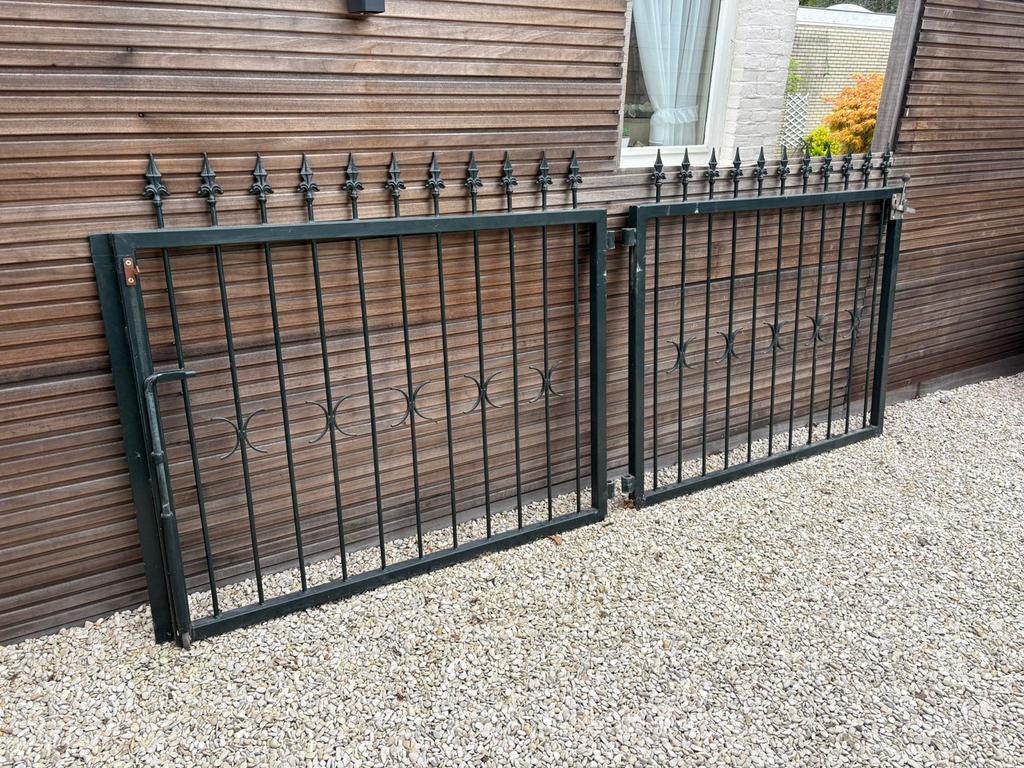 Gegalvaniseerde looppoort met sierpunten – mosgroen, Ophalen, Met poort, Gebruikt, Sierhekwerk