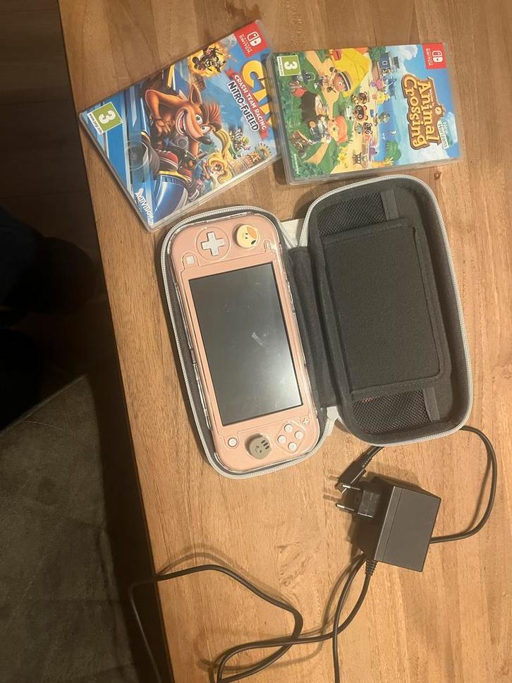 Nintendo Switch Lite Roze met 2 spellen en hoesje, Spelcomputers en Games, Games | Nintendo Switch, Zo goed als nieuw, Overige genres