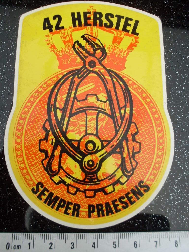 sticker 42 herstel compagnie semper praesens logo embleem, Verzamelen, Verzenden, Zo goed als nieuw, Bedrijf of Vereniging