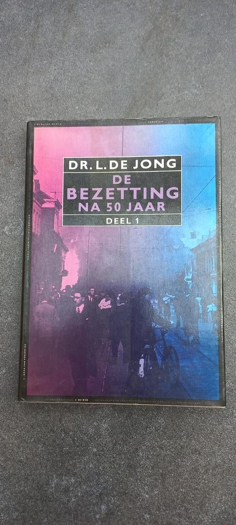 Dr. L. de Jong - De Bezetting Na 50 Jaar Deel 1, Boeken, Geschiedenis | Vaderland, Ophalen of Verzenden, 20e eeuw of later, Gelezen