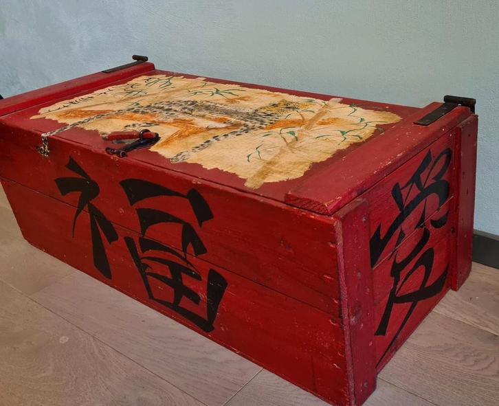 Houten kist, handbeschilderd chinese stijl, rood, Huis en Inrichting, Woonaccessoires | Kisten, Zo goed als nieuw, Minder dan 50 cm