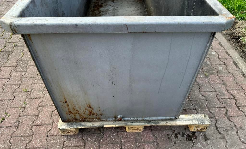 Grote metalen lekbak / watertank / opslagtank, Ophalen