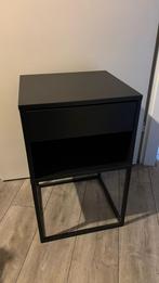 Zwart nachtkastje - IKEA VIKHAMMER, Huis en Inrichting, Minder dan 45 cm, Metaal of Aluminium, Nieuw, 55 tot 70 cm