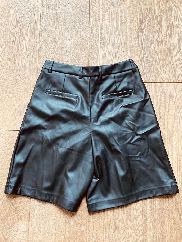 LUMINA vegan leather bermuda zwart mt M en mt L, Maat 38/40 (M), Prato, Italie, Verzenden, Zwart