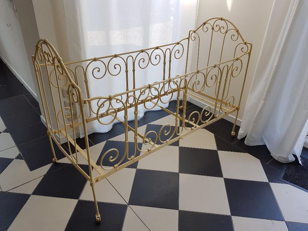 Antiek vintage brocante Frans kinderbedje smeedijzer, Ophalen