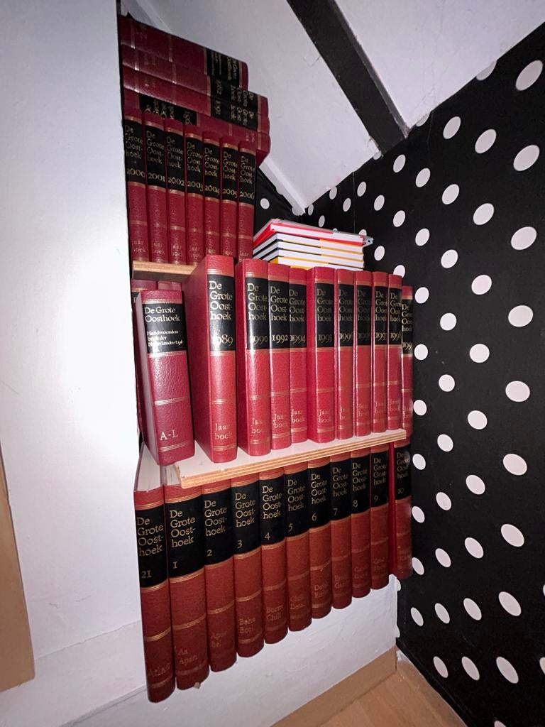 De Grote Oosthoek Encyclopedie en Jaarboeken, Boeken, Ophalen of Verzenden, Zo goed als nieuw, Algemeen, Complete serie