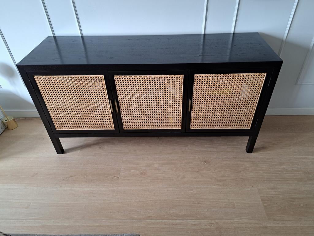 Zwart dressoir met rotan deurtjes, Huis en Inrichting, Kasten | Dressoirs, Ophalen, 100 tot 150 cm, Zo goed als nieuw, 25 tot 50 cm