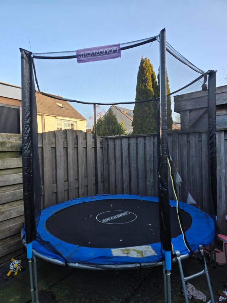 Trampoline met veiligheidsnet, trapje en waterslang, Ophalen of Verzenden, Zo goed als nieuw